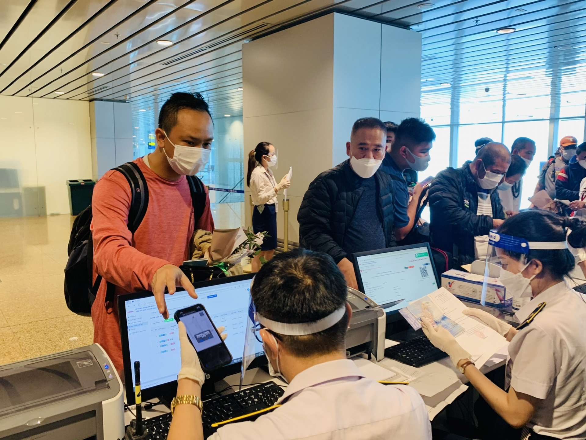 Khách du lịch trình giấy chứng nhận tiêm đủ liều vắc xin phòng Covid-19 cho bộ phận kiểm tra tại Cảng hàng không quốc tế Cam Ranh