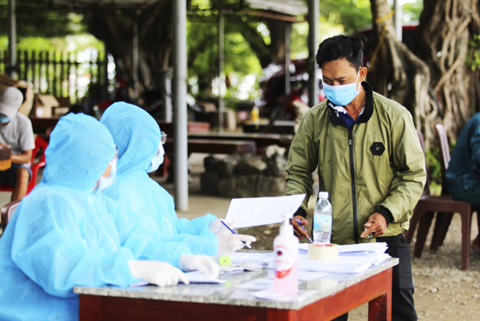 Trạm Y tế xã Ninh Tây tổ chức khai báo y tế kết hợp tuyên truyền các quy định phòng, chống dịch Covid-19. Ảnh: THIỆN TÂM 