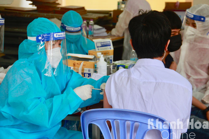 Học sinh Trường THCS Trần Nhật Duật (TP. Nha Trang) được tiêm vắc xin.