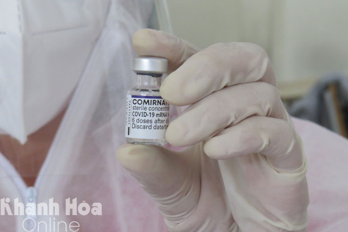Vắc xin được sử dụng tiêm học sinh THCS là vắc xin Comirnaty của Pfizer-BioNtech đã được Bộ Y tế phê duyệt.