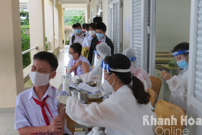 Trong ngày 26-11, trường THCS Bùi Thị Xuân có 830 học sinh từ lớp 7 đến lớp 9 được tiêm vắc xin phòng Covid-19.