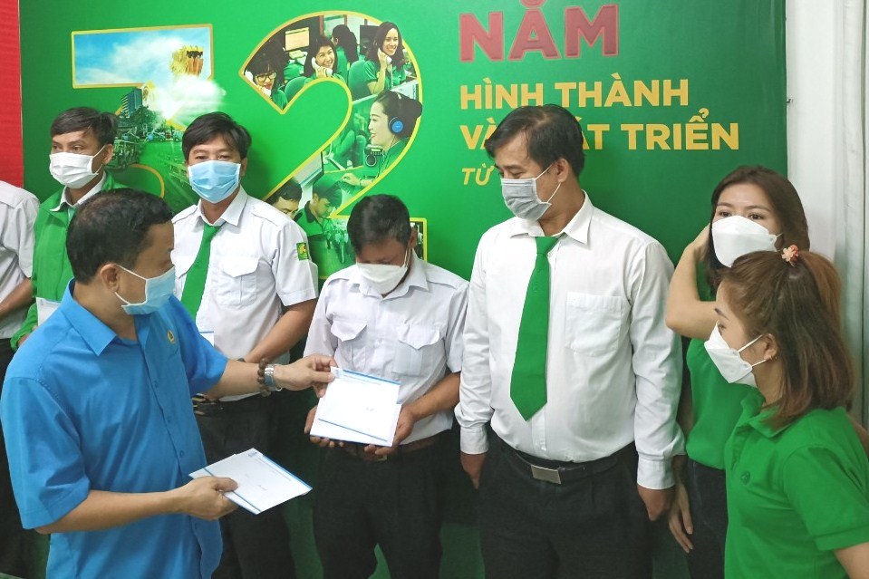 Đại diện Liên đoàn Lao động tỉnh trao hỗ trợ cho người lao động Chi nhánh Công ty Cổ phần Tập đoàn Mai Linh tại Nha Trang.