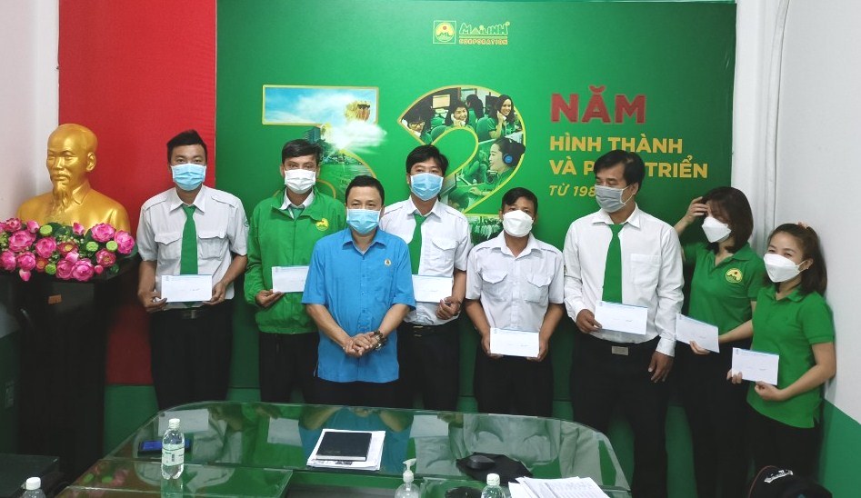 Người lao động Chi nhánh Công ty Cổ phần Tập đoàn Mai Linh tại Nha Trang nhận hỗ trợ.
