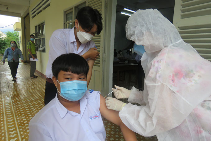 Vaccinating students in Van Ninh District