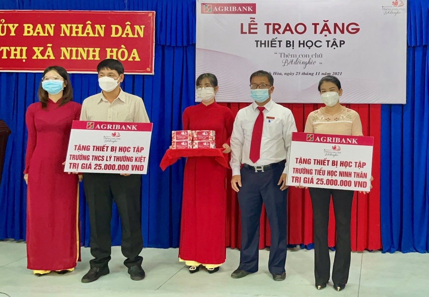 Ông Trần Công Sang - Giám đốc Agribank Chi nhánh thị xã Ninh Hòa trao tượng trưng cho lãnh đạo Trường THCS Lý Thường Kiệt và Trường Tiểu học Ninh Thân. 
