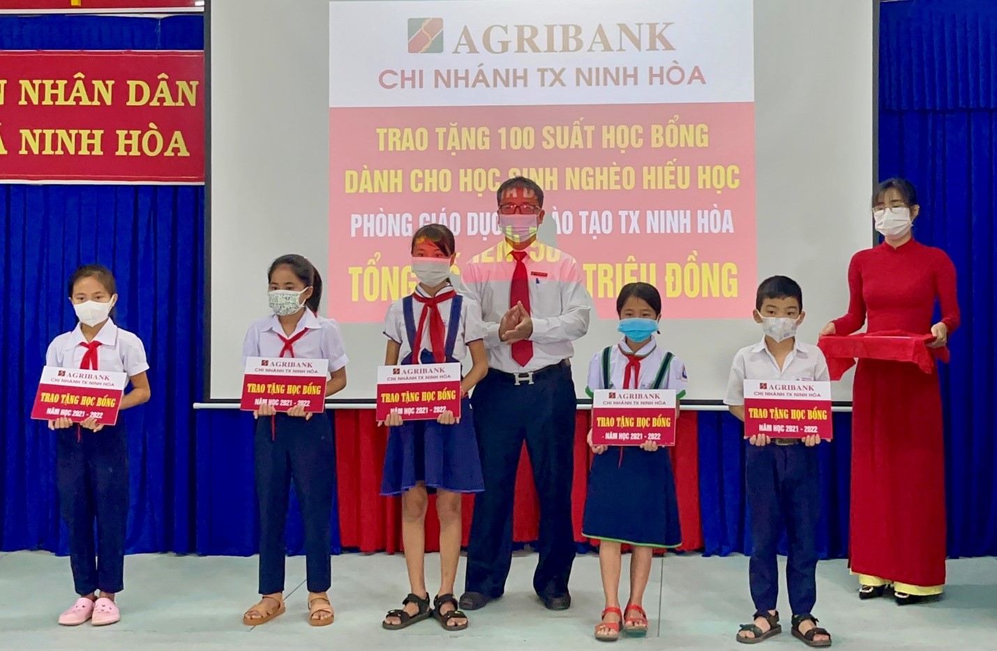 Đại diện Agribank Chi nhánh thị xã Ninh Hòa trao tặng học bổng cho học sinh.