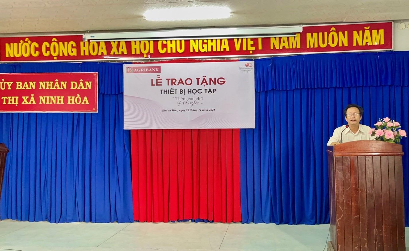 Lãnh đạo Phòng Giáo dục và Đào tạo TX.  Ninh Hòa phát biểu tri ân đơn vị tài trợ Agribank.