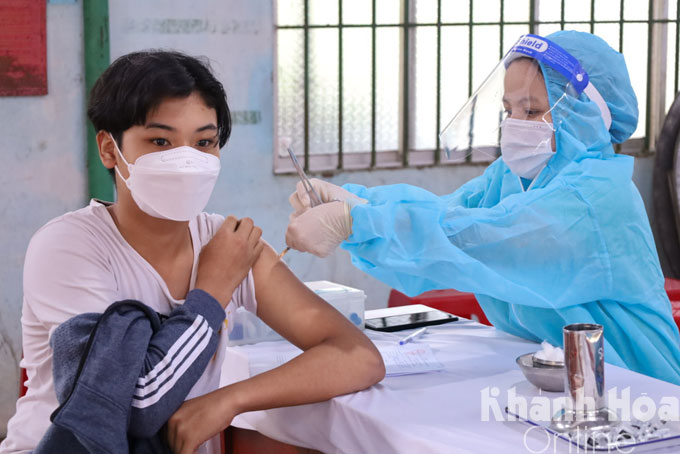 Tiêm vắc xin cho học sinh THPT ở Khánh Vĩnh