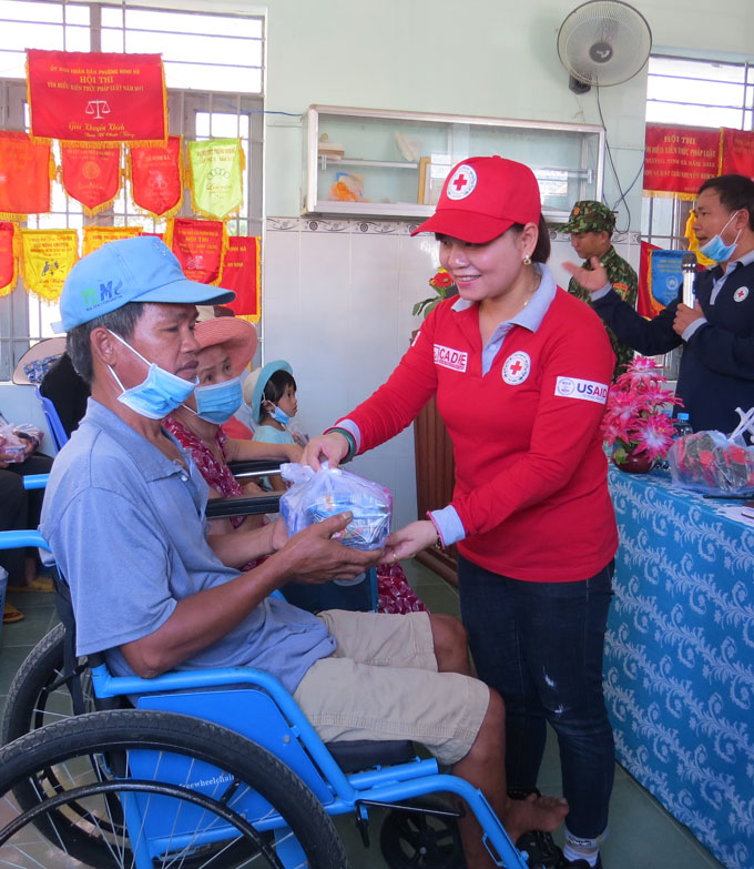 Hội Chữ thập đỏ tỉnh tặng quà cho người dân bị ảnh hưởng bởi thiên tai phường Ninh Hà, thị xã Ninh Hòa. (Ảnh minh hoạ)