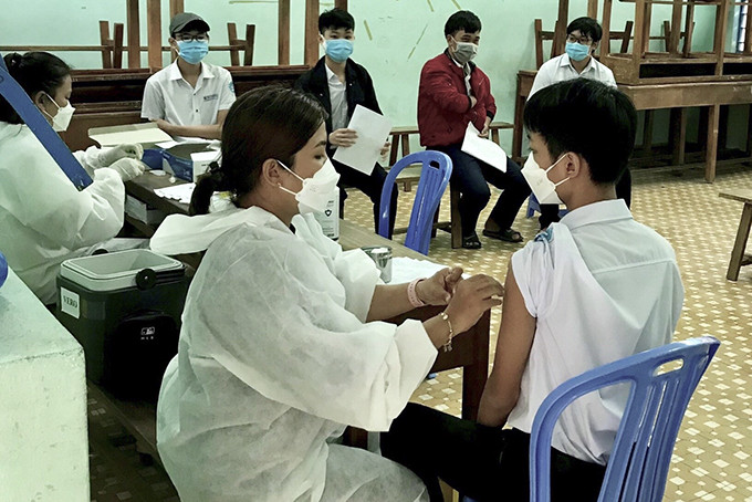 Tiêm vắc xin cho học sinh THPT ở Cam Ranh. (Ảnh: Khánh Vĩnh)