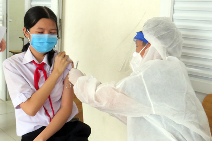 Tiêm vắc xin cho học sinh THCS ở Nha Trang
