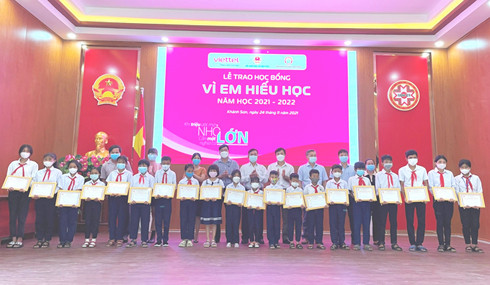 Các học sinh nghèo hiếu học huyện Khánh Sơn nhận học bổng “Vì em hiếu học” của Viettel.