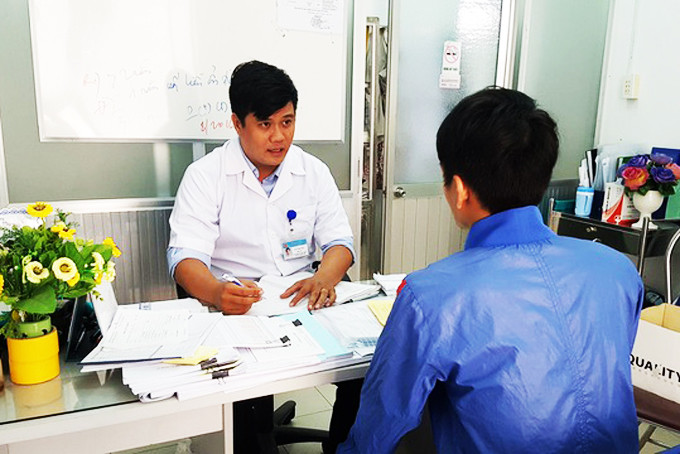 Tư vấn cho người nghi nhiễm HIV tại Nha Trang. Ảnh: T.Ly