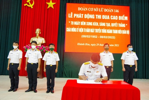 Đại diện lãnh đạo Lữ đoàn ký xác nhận giao ước thi đua của các Liên chi đoàn.