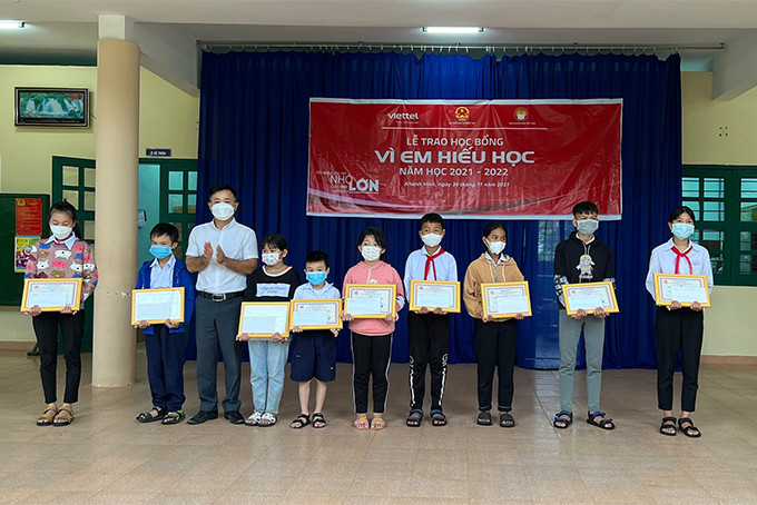 Đại diện Viettel Khánh Hòa trao học bổng cho học sinh nghèo huyện Khánh Vĩnh.