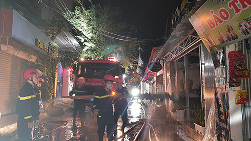 Lực lượng chữa cháy chuyên nghiệp tiếp cận hiện trường dập lửa