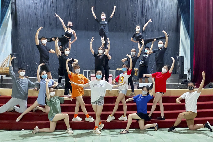 Các nghệ sĩ của Đoàn Ca múa nhạc Hải Đăng tập luyện cho các chương trình nghệ thuật dịp cuối năm.