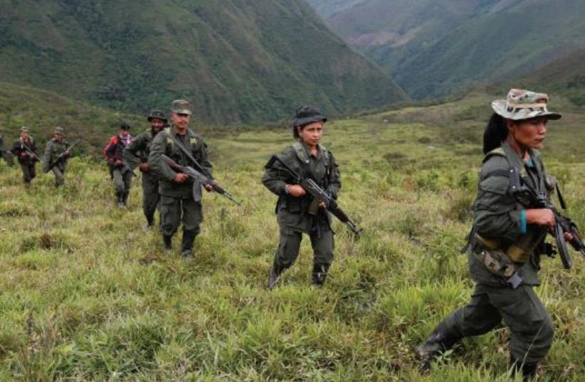 Các thành viên của Mặt trận 51 của Lực lượng Vũ trang Cách mạng Colombia (FARC) tuần tra ở vùng núi hẻo lánh của Colombia. Ảnh: Reuters
