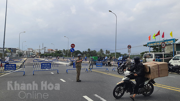 Lực lượng chức năng đã cấm các phương tiện lưu thông qua cầu để đảm bảo an toàn trong sáng 1-12.