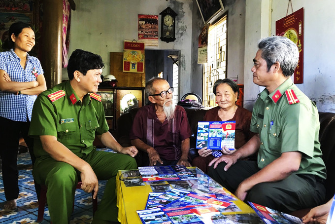 Phát tờ rơi tuyên truyền cho các hộ dân tại xã  Vĩnh Ngọc,  TP. Nha Trang.