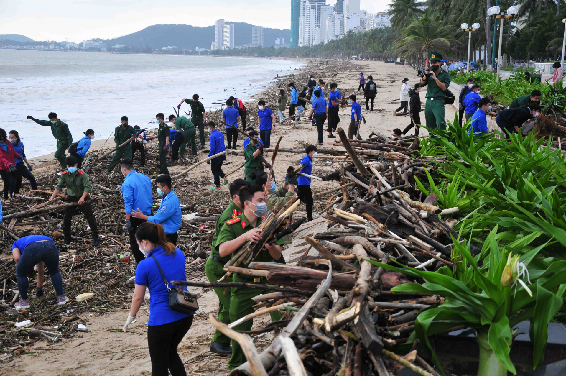 Hoạt động đã huy động hơn 500 đoàn viên, thanh niên tham gia thu gom rác, thân cây lớn dọc bãi biển kéo dài từ công viên Thanh niên đến khu vực nhà hàng Yến sào Khánh Hoà