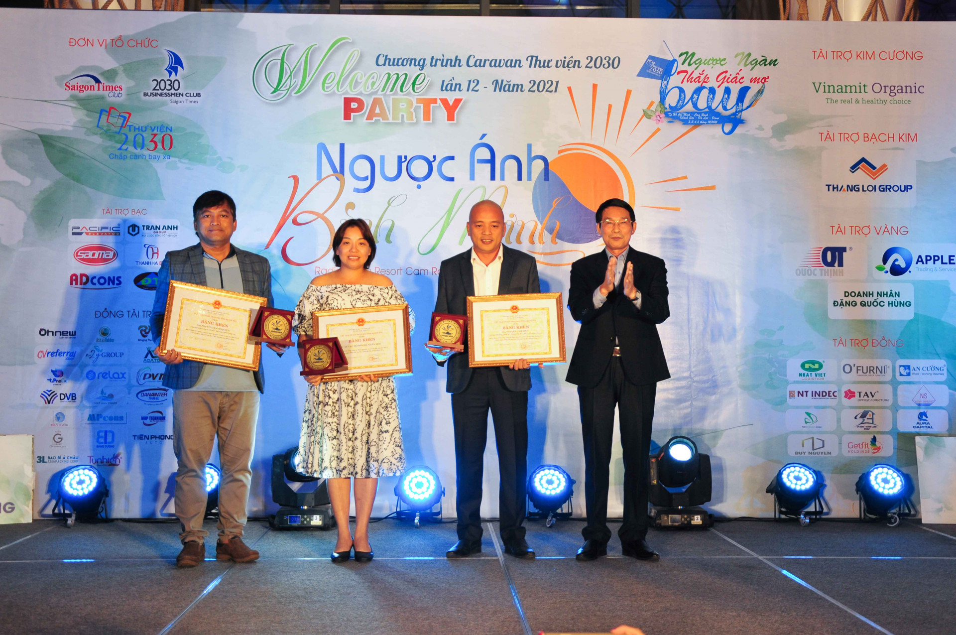 Ông Đinh Văn Thiệu trao bằng khen của UBND tỉnh Khánh Hoà cho Câu lạc bộ doanh nhân Hai Mươi Ba Mươi và hai cá nhân