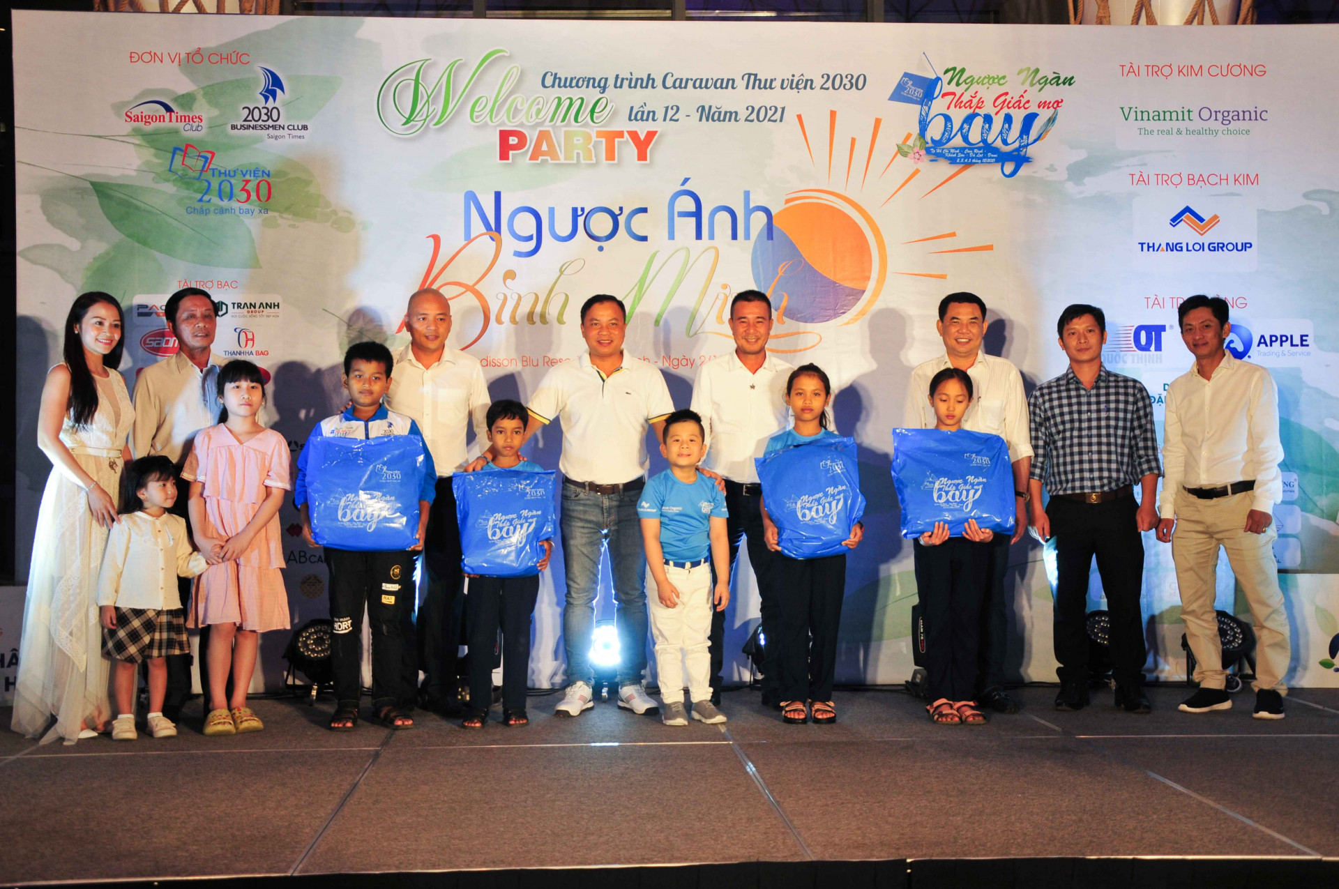 Ban tổ chức chương trình trao quà hỗ trợ cho đại diện các học sinh của Trường Tiểu học Sơn Hiệp