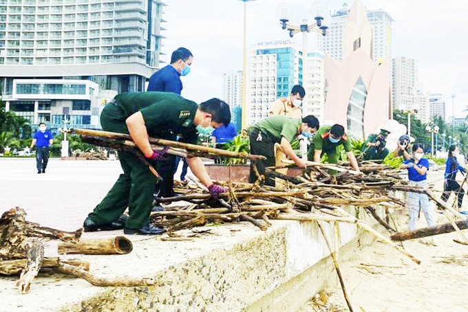Bộ đội Biên phòng tỉnh Khánh Hòa giúp nhân dân khắc phục hậu quả sau mưa lũ