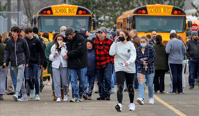 Học sinh được sơ tán khỏi hiện trường vụ nổ súng ở trường trung học gần thành phố Detroit, bang Michigan, Mỹ ngày 30/11/2021. Ảnh: AP/TTXVN