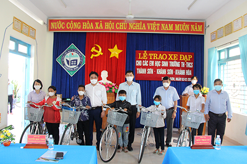 Ông Nguyễn Khắc Toàn và lãnh đạo các đơn vị tặng xe đạp cho các em học sinh Trường Tiểu học và Trung học cơ sở Thành Sơn.