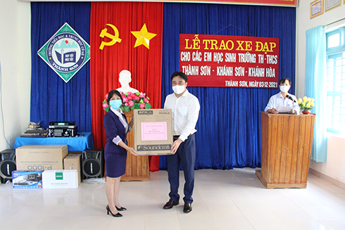 Ông Nguyễn Khắc Toàn trao bộ âm thanh cho Trường Tiểu học và Trung học cơ sở Thành Sơn