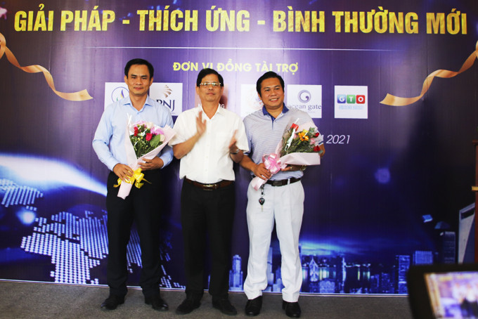 Ông Nguyễn Tấn Tuân tặng hoa chúc mừng  2 Phó Chủ tịch Hội Doanh nhân trẻ tỉnh mới được bầu bổ sung.
