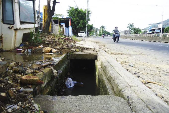 Cần lắp đặt lại nắp mương thoát nước dọc quốc lộ