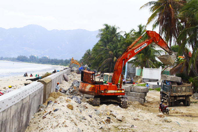 Công trình Kè bờ biển phường Ninh Hải đang thi công.
