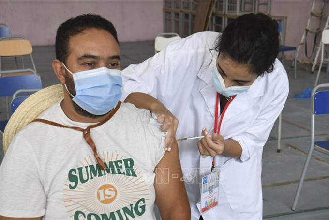 Nhân viên y tế tiêm vaccine ngừa COVID-19 cho người dân tại Tunis, Tunisia, ngày 8/8/2021. Ảnh: THX/TTXVN