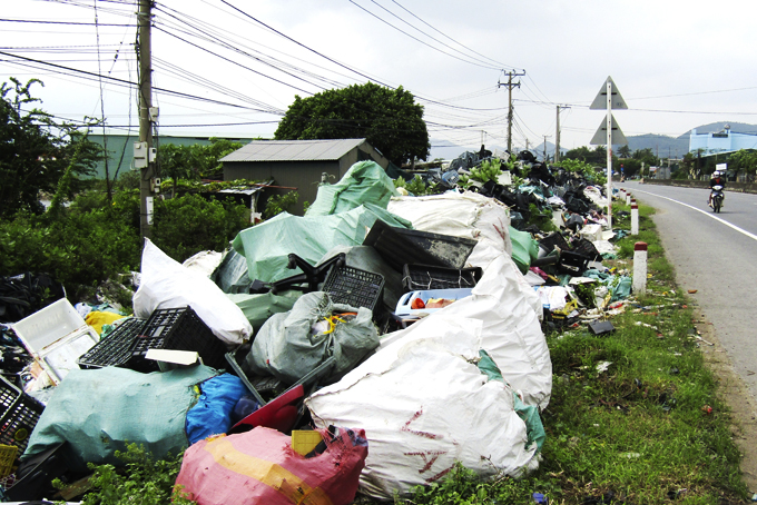 Phế liệu chiếm hành lang quốc lộ
