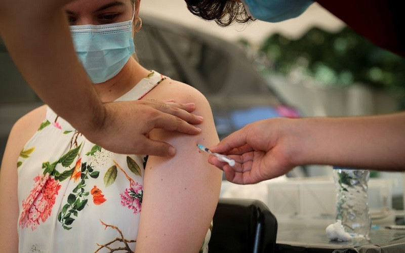 Tiêm vaccine phòng Covid-19 ở Johannesburg, Nam Phi, ngày 4/12/2021. (Ảnh: Reuters)