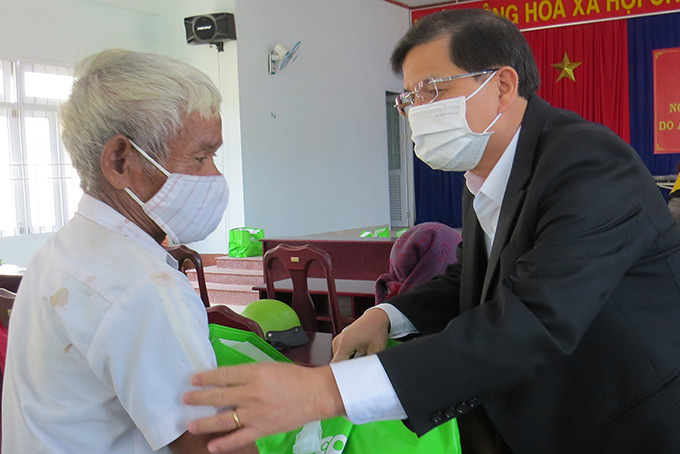 Ông Nguyễn Tấn Tuân thăm hỏi và trao tặng túi an sinh cho người dân xã Ba Cụm Bắc (huyện Khánh Sơn).