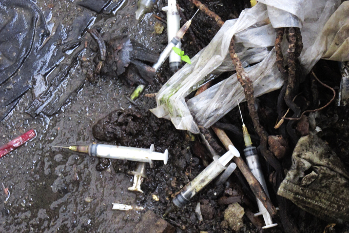 Kim tiêm vứt bừa bãi nơi chân cầu