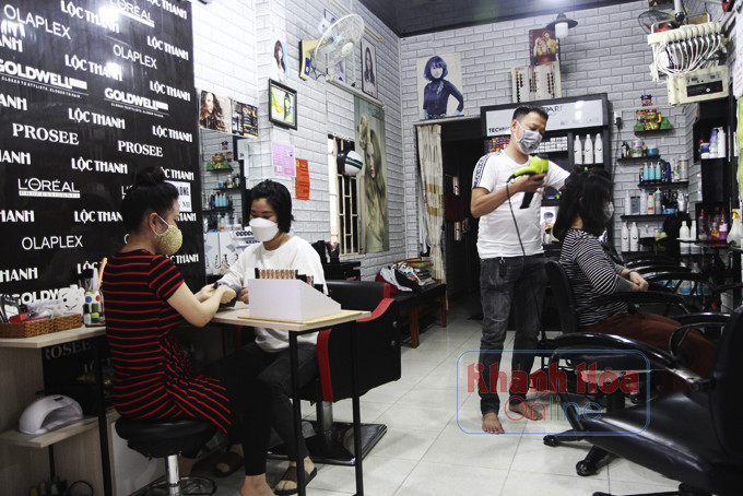 Tiệm làm tóc, sửa móng của vợ chồng anh chị Lộc - Thanh.