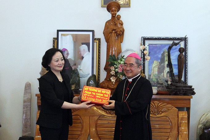 Bà Phạm Thị Thanh Trà tặng quà cho Đức Giám mục Giuse Võ Đức Minh.