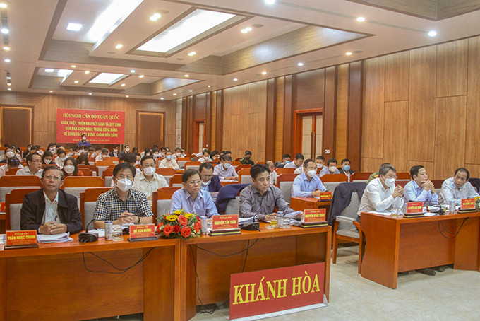 Lãnh đạo tỉnh Khánh Hòa dự hội nghị tại điểm cầu Tỉnh ủy. 