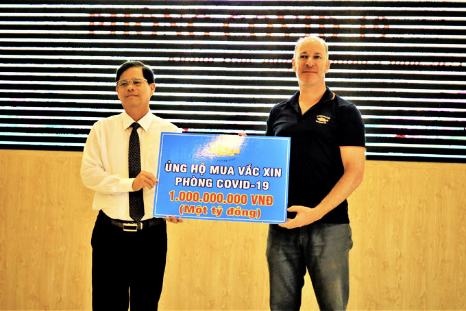 Lãnh đạo Công ty TNHH Thủy sản Australis Việt Nam trao  tượng trưng 1 tỷ đồng ủng hộ tỉnh mua vắc xin phòng Covid-19.