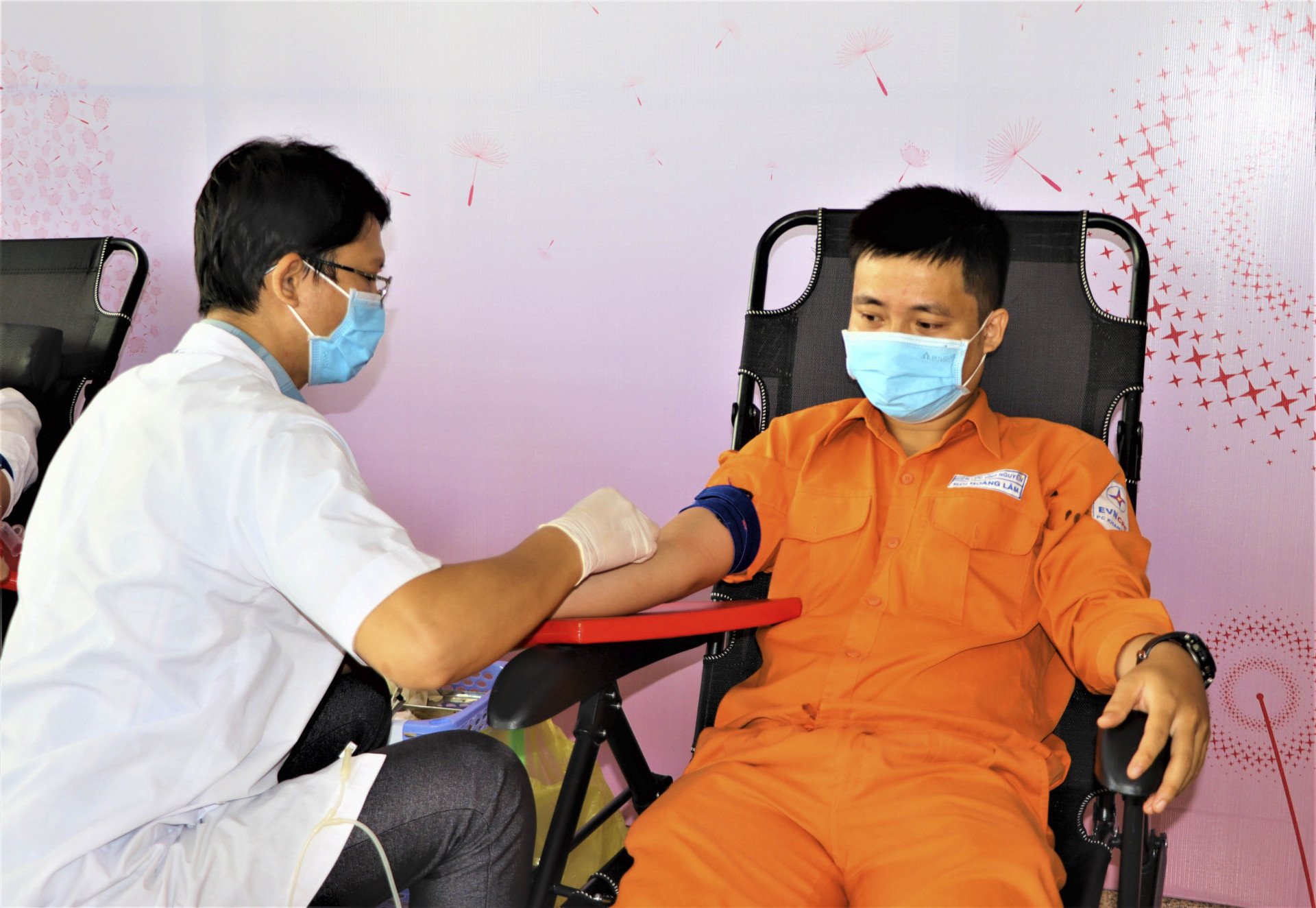Người lao động PC Khánh Hoà tham gia hiến máu