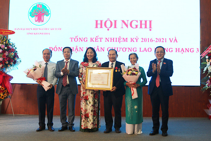Các vị lãnh đạo tỉnh trao Huân chương Lao động hạng Ba cho Ban đại diện Hội Người cao tuổi tỉnh. 