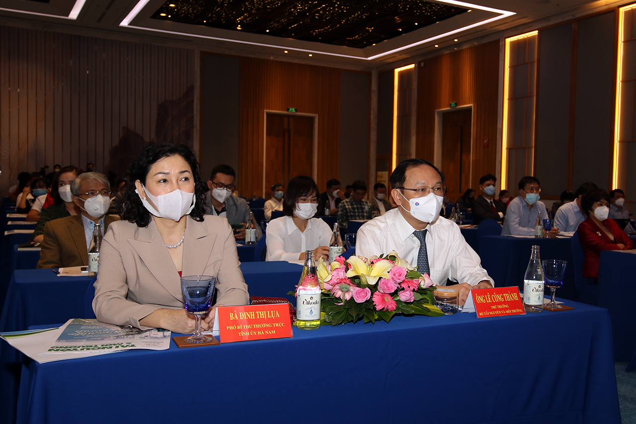 hứ trưởng Bộ TN&MT Lê Công Thành và Phó Bí thư Thường trực Tỉnh ủy Hà Nam Đinh Thị Lụa tham dự diễn đàn