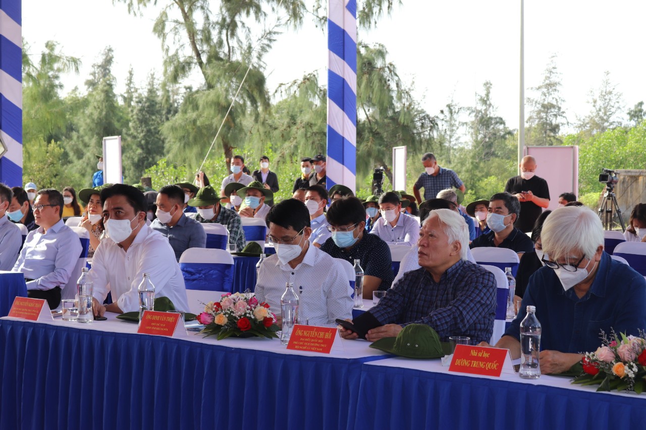 Lãnh đạo UBND tỉnh Khánh Hòa và các nhà khoa học tại buổi lễ trồng cây.