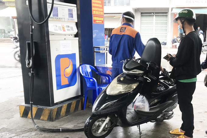  Người dân mua xăng tại một cây xăng ở TP. Nha Trang. 