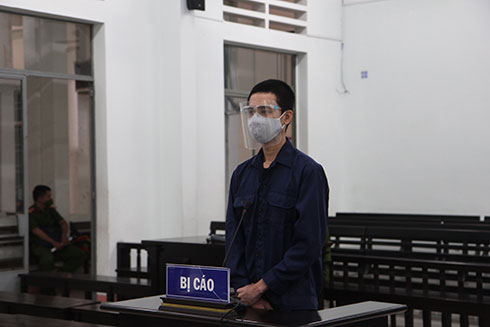 Đập vỡ cửa kính, vào đâm người!