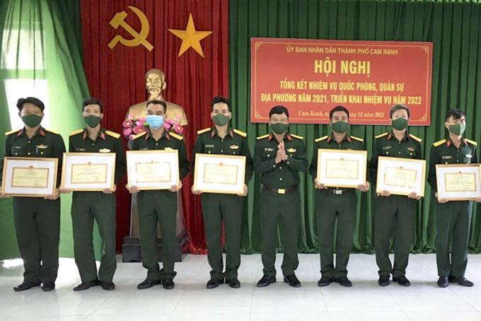 Thượng tá Võ Hữu Thăng - Phó Tham mưu trưởng Bộ Chỉ huy Quân sự tỉnh trao khen thưởng cho các tập thể, cá nhân.
